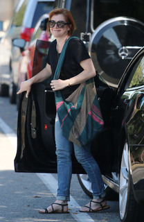 Alyson Hannigan feet photo thumbnail
