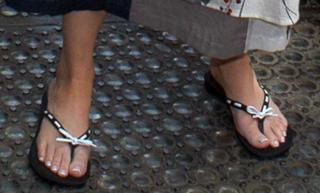 Alyson Hannigan feet photo thumbnail