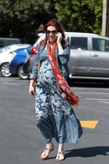 Alyson Hannigan feet photo thumbnail