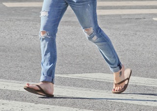 Alyson Hannigan feet photo thumbnail