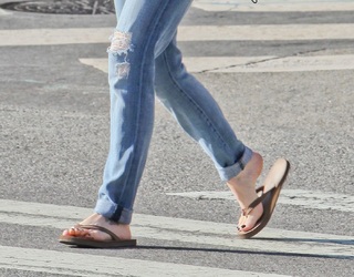 Alyson Hannigan feet photo thumbnail