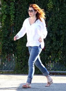 Alyson Hannigan feet photo thumbnail