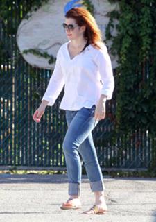 Alyson Hannigan feet photo thumbnail