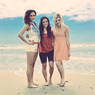 Alyson Stoner feet photo thumbnail