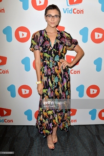 Alyson Stoner feet photo thumbnail