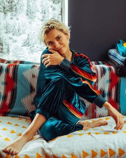 Alyson Stoner feet photo thumbnail