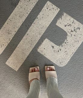 Alyssa Barbara feet photo 9