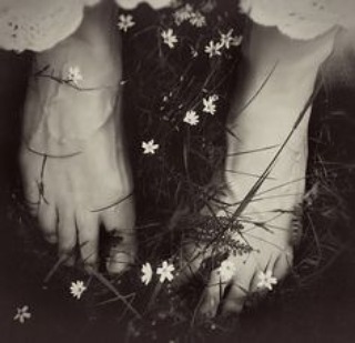 Alyssa Diaz feet photo thumbnail