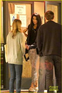 Amal Clooney feet photo thumbnail