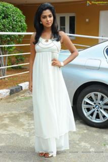 Amala Paul feet photo thumbnail