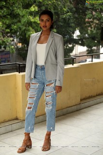 Amala Paul feet photo thumbnail