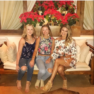 Amanda Balionis Renner feet photo 14