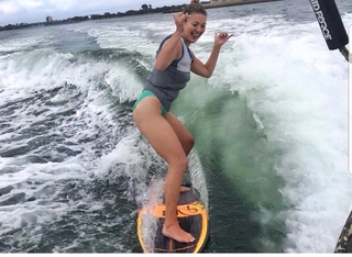 Amanda Balionis Renner feet photo 7