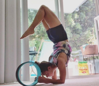 Amanda Balionis Renner feet photo 4