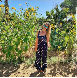 Amanda Balionis Renner feet photo 14