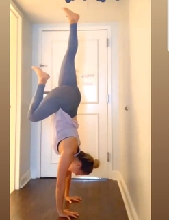 Amanda Balionis Renner feet photo 9