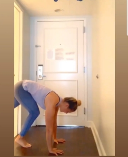 Amanda Balionis Renner feet photo 8