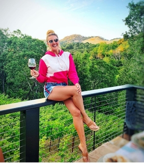 Amanda Balionis Renner feet photo 7