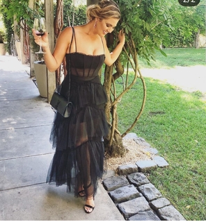 Amanda Balionis Renner feet photo 17
