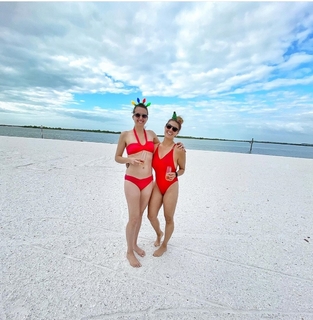 Amanda Balionis Renner feet photo 11