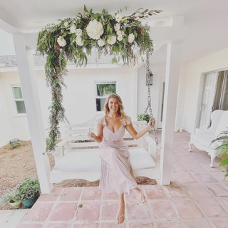 Amanda Balionis Renner feet photo 5