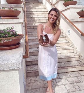 Amanda Balionis Renner feet photo 2