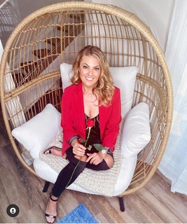 Amanda Balionis Renner feet photo 19