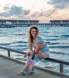 Amanda Balionis Renner feet photo 16