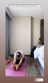 Amanda Balionis Renner feet photo 14