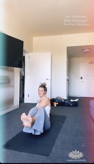 Amanda Balionis Renner feet photo 10