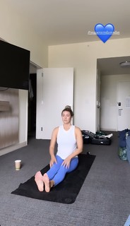 Amanda Balionis Renner feet photo 9
