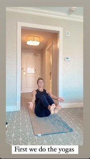 Amanda Balionis Renner feet photo 8