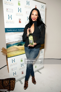 Amanda Brugel feet photo 3