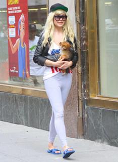 Amanda Bynes feet photo thumbnail