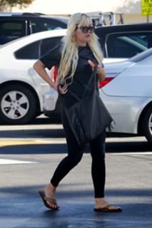 Amanda Bynes feet photo thumbnail