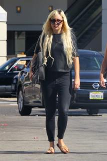 Amanda Bynes feet photo thumbnail
