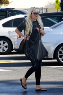 Amanda Bynes feet photo thumbnail