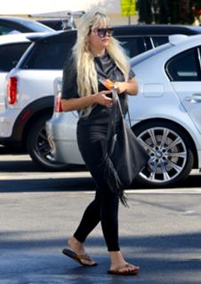 Amanda Bynes feet photo thumbnail