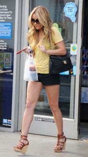 Amanda Bynes feet photo thumbnail