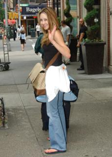 Amanda Bynes feet photo thumbnail