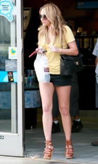 Amanda Bynes feet photo thumbnail