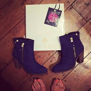 Amanda Byram feet photo 1