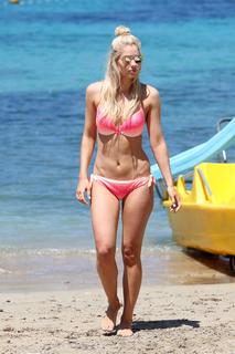 Amanda Clapham feet photo 19