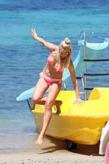Amanda Clapham feet photo 17
