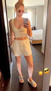 Amanda Clapham feet photo 10