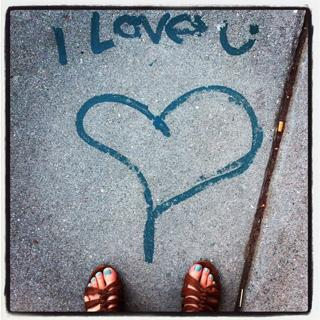 Amanda Crew feet photo thumbnail