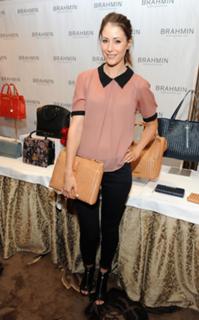 Amanda Crew feet photo thumbnail