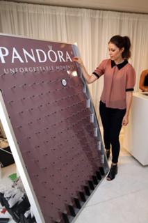 Amanda Crew feet photo thumbnail