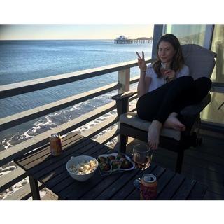 Amanda Crew feet photo thumbnail