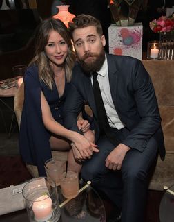 Amanda Crew feet photo thumbnail